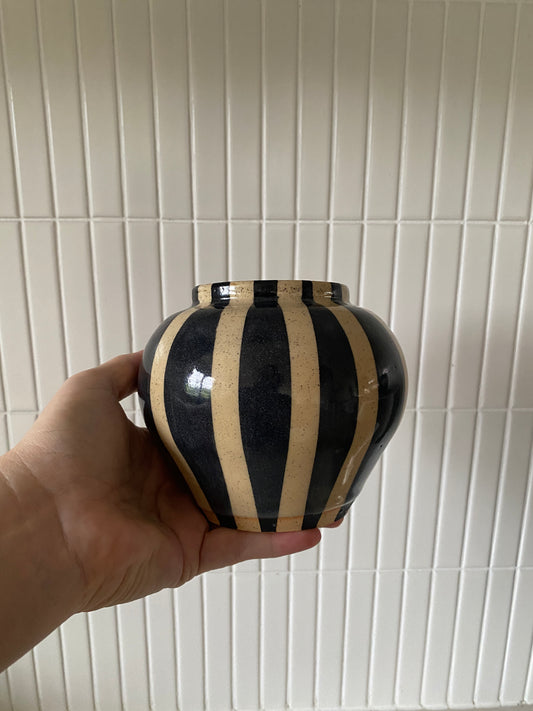 Petite Vase 01 - Medium